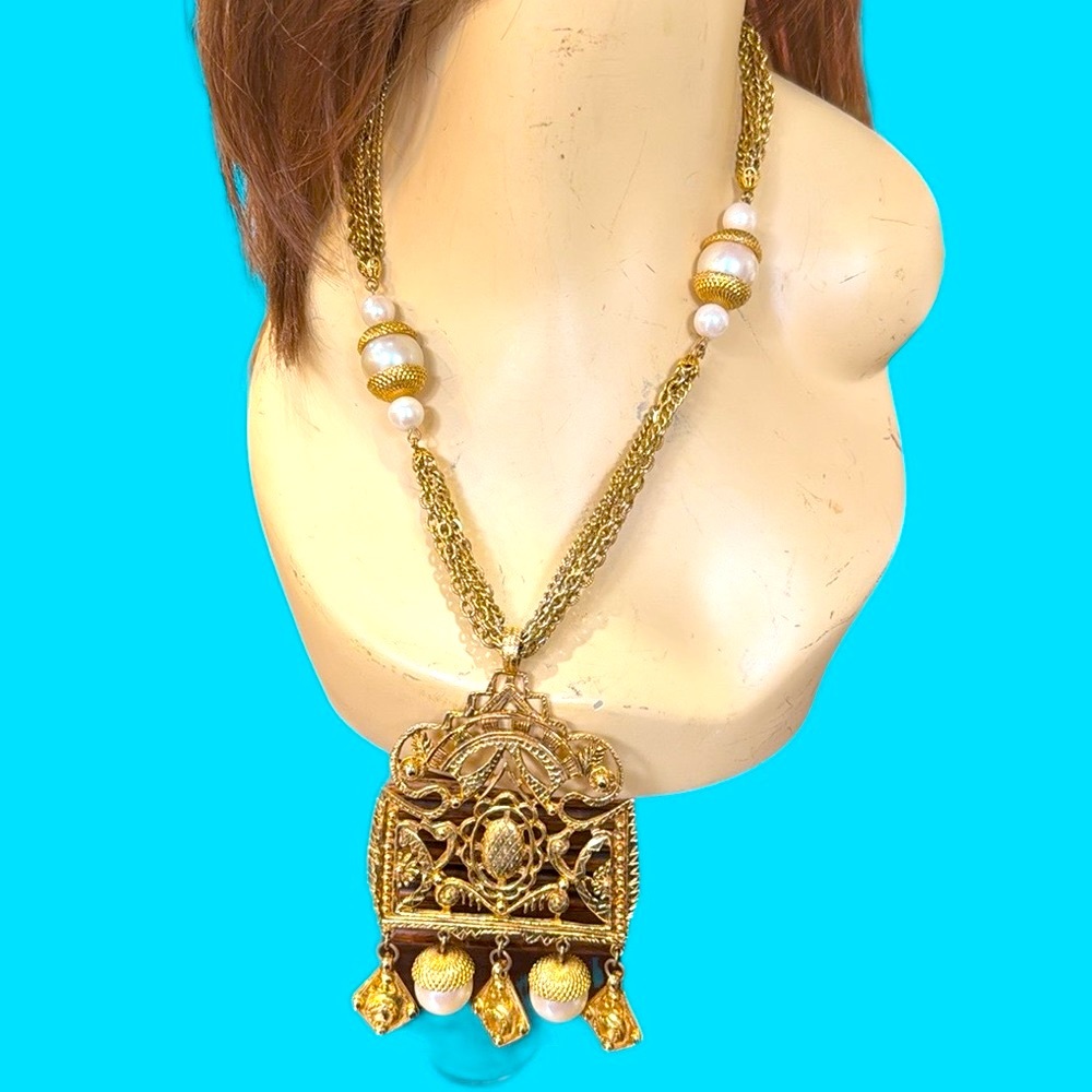 CHUNKY GOLD PEARL LARGE MEDALLION LONG NECKLACE‎